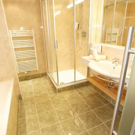 Otel Leonhard 4*